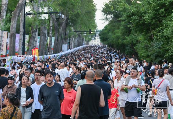 长春新民大街“越夜越美丽”
