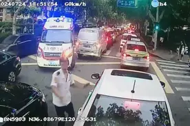 晚高峰救护车被堵，青岛公交司机紧急疏导出“生命通道”图片