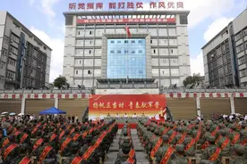 传递“接力棒”，跑好“新征程”——南明区举行2024年下半年迎老兵送新兵大会图片