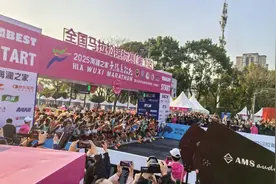 2025无锡马拉松鸣枪开跑 杨绍辉、徐冰洁分获全国锦标赛冠军图片