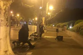 有携天文望远镜观星的，竟还有来钓鱼的！世纪公园24小时开放测试首夜，来了80个游客图片