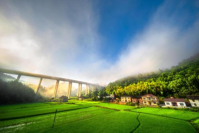 组图丨炎陵：公路在云雾中延伸，故事在田野间生长