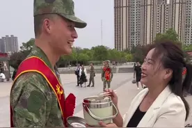 儿子参军入伍妈妈带着饺子含泪送别图片