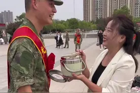 儿子参军入伍妈妈带着饺子含泪送别图片