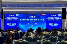 “00后”也开始脱发了，治疗注意选择“资质派”图片