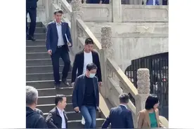 闪现珞珈山！雷军回母校武大看樱花了图片