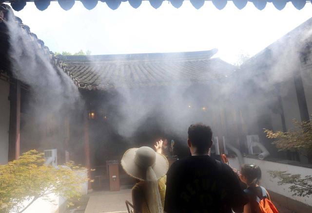 江苏苏州：留园喷雾送清凉