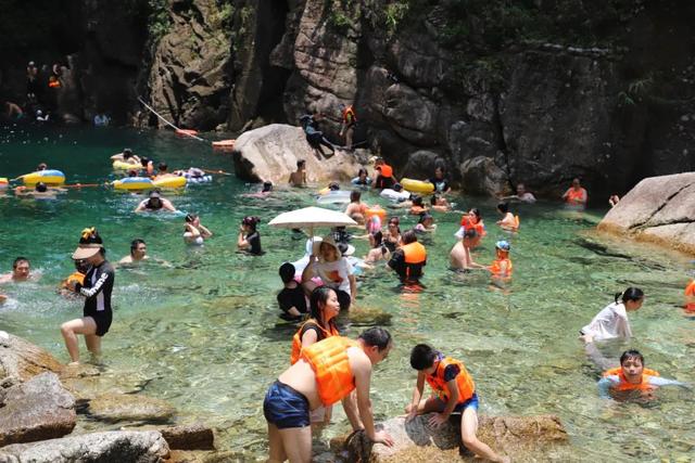 融水：“果冻水”吸引游客 “清凉游”持续升温