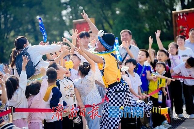 雨中庆华诞 服务铸匠心 济南野生动物世界奏响文旅高质量发展强音