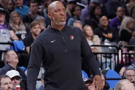 比卢普斯：接手开拓者时以为会执教一支有经验的球队图片