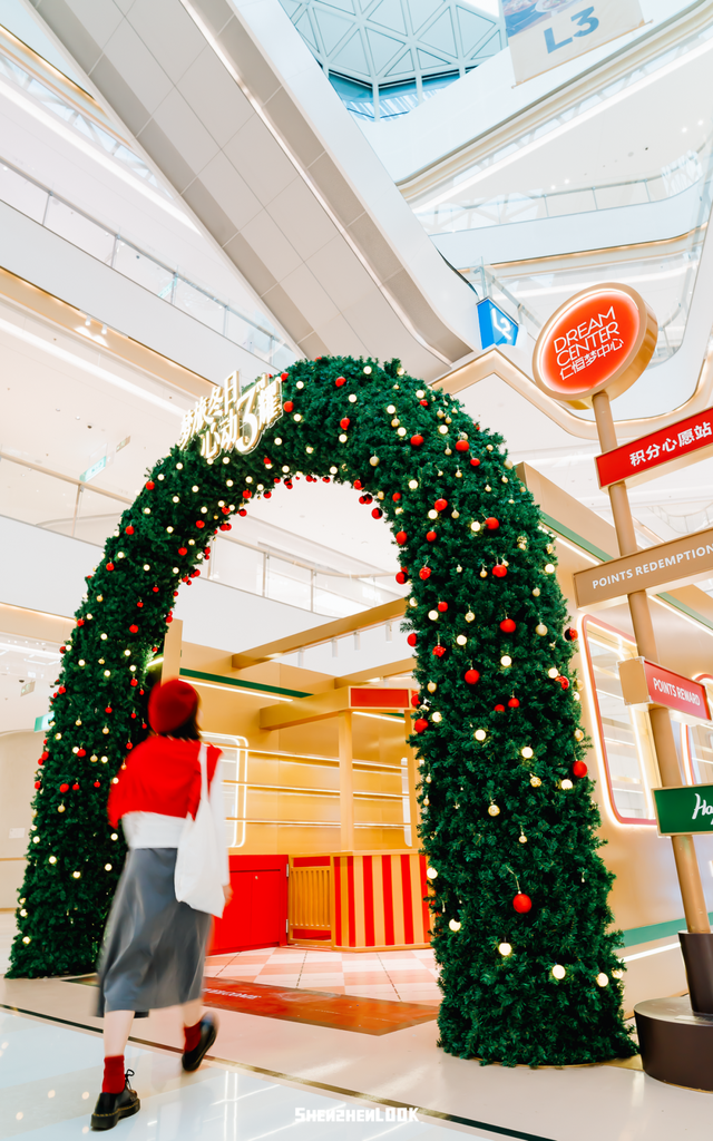 下暴雪的「圣诞小镇」开了！12米泡泡玛特圣诞树亮灯