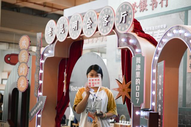 2025创意云南文博会昆滇老字号展：小霸王游戏机、小人书、怀旧歌舞……好玩有趣人气旺