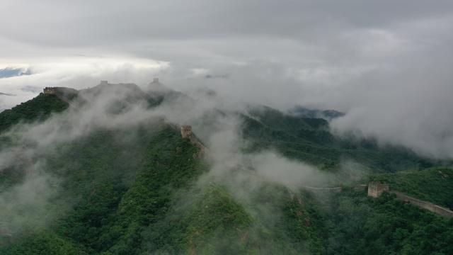 雨涤燕塞千峰晓 云涌金城万堞浮