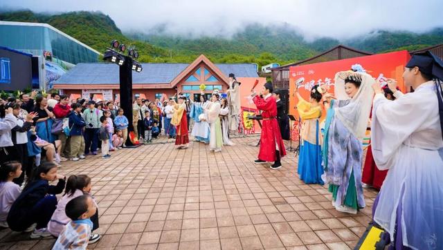 “机甲杜甫”亮相西岭雪山，“国潮+科技”演绎“成都式浪漫”