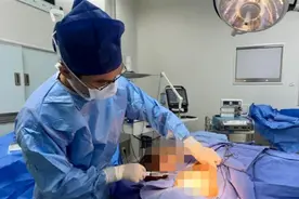 女子腋下长真“副乳”，哺乳期肿胀还分泌乳汁图片