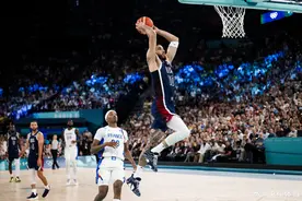 美国男篮击败法国夺得巴黎奥运会金牌图片