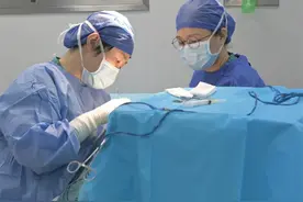 母子睁眼困难竟因先天性上睑下垂，医生妙手助他们重拾自信图片
