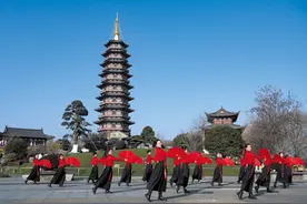 扇舞翩翩迎新春图片