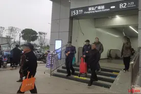 “买菜大军”从成都坐地铁到资阳买菜？市民：肉便宜，农家菜新鲜图片