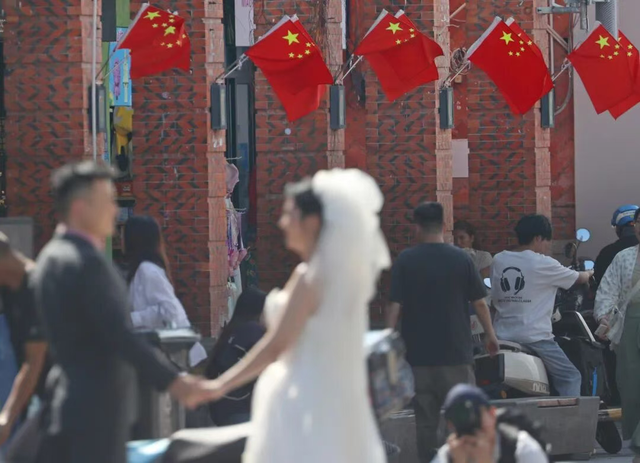 氛围拉满！古城刷屏了，最美中国红！