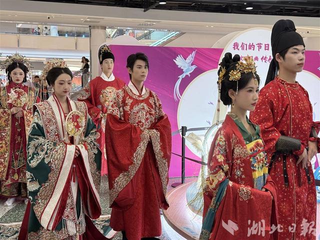 三小时“牵手”近十对 武汉举办2025年“我们的节日·七夕”主题文化活动