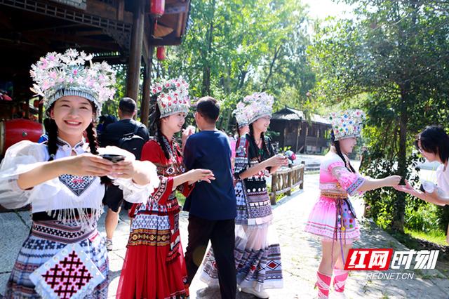 黄龙洞清凉游升温 中外游客乐享避暑度假新体验