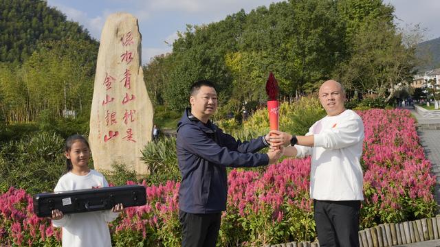 “两山”理念发源地传递光雾山 “红叶火炬”巴中23棵水青冈扎根安吉