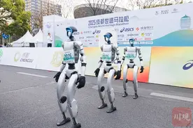 C视觉丨2025成都世遗马拉松都江堰燃情开跑图片