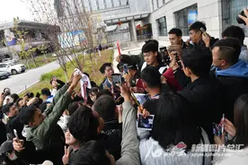 赵睿抵达乌鲁木齐 球迷热情迎接图片