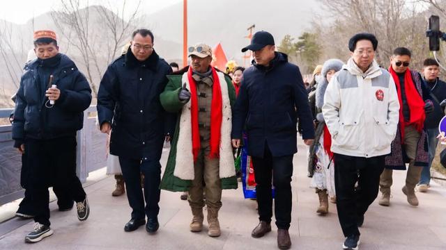 洛阳各界代表赴宁夏固原慰问“东天山来的骆驼队”