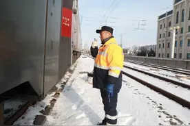 新春走基层丨特写：列车“上水工”老宋的最后一个春运除夕图片