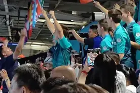 指挥法国小伙为“莎头组合”加油的大哥找到了：声带还没恢复图片