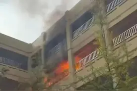 重庆一小学教学楼起火，现场“噼里啪啦”爆炸不断图片