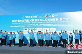 肯尼亚和埃塞俄比亚选手分别夺得衡水湖马拉松赛男女冠军图片