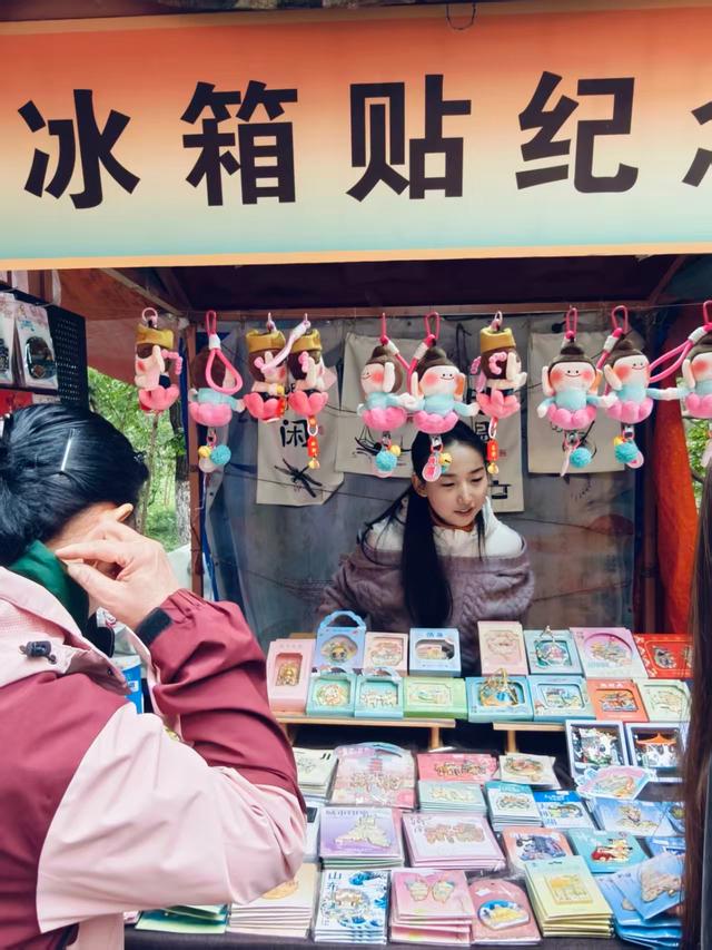 来济南千佛山，热热闹闹赶庙会