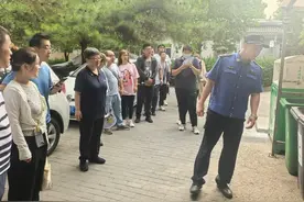 一线人员接受培训，垃圾桶旁现场“办公”找问题图片