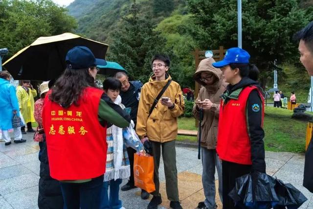 您的诗与远方，他们都始终在场——致敬国庆里的阿坝守护色