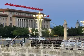 与太阳同升起，“五一”劳动节天安门广场举行升国旗仪式图片