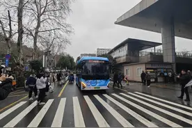“下车即就医”！南京首条就医公交专线开通图片