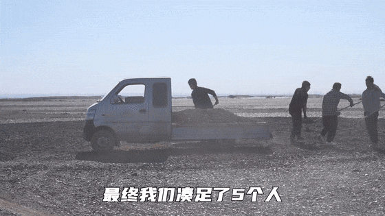 铜仁青年陆遥在新疆修复了这几个大字......