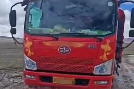 河北卡友青藏线被发现在车内离世，救援人员：用石头砸窗才打开车门，他还系着安全带图片