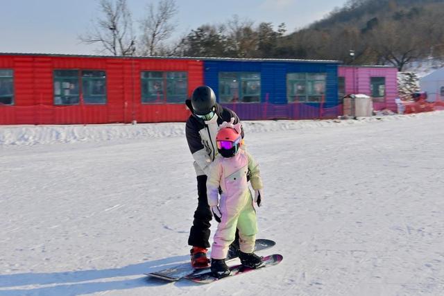 辽宁鞍山：冬日胜景揽客来