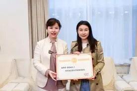 跳水冠军郭晶晶，受聘为校长图片