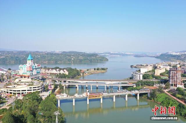 三峡库区高水位运行 沿江小镇现高峡平湖美景