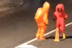 河南洛阳一道路被不明物体砸出大坑引发关注 消防部门：物体不具危险性 已被转移图片