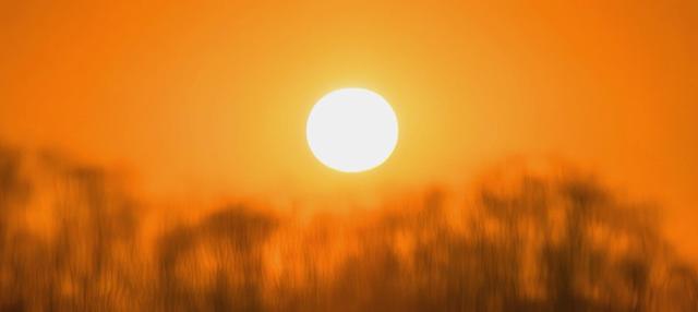 夕阳为京城加上金红色滤镜，绘就冬日诗意美景