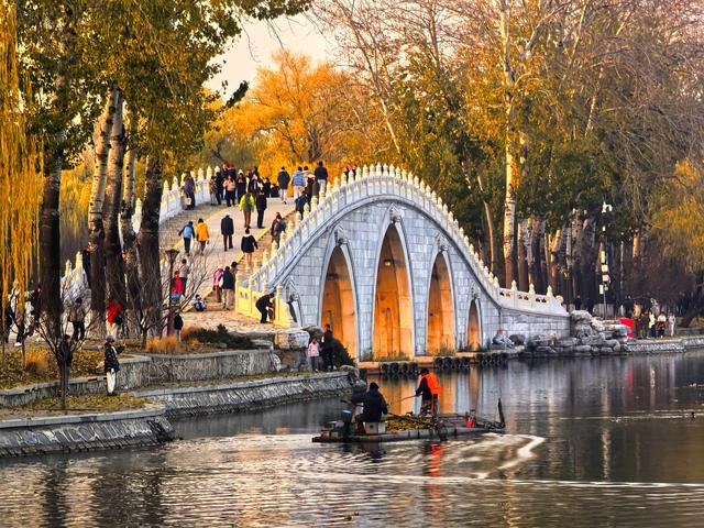 北京玉渊潭公园，也有“金光穿洞”！