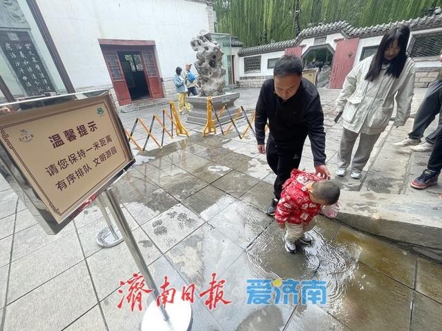 济南泉景添趣：水位高涨泉眼涌 安全提示护游程
