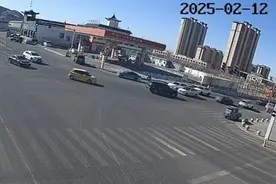 乌海两车同时左转进入路口，下一秒......图片