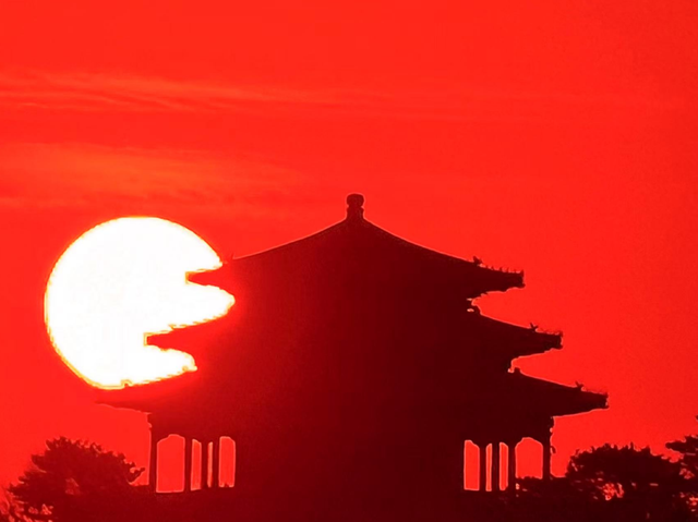 北京朝霞：水墨的留白里，藏着整片天空的色彩